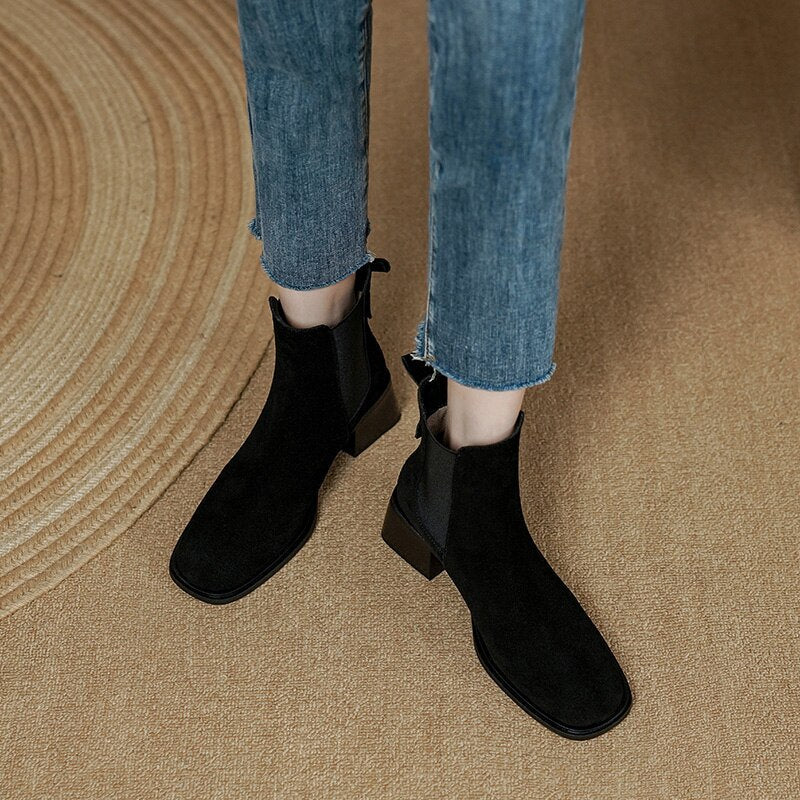 Haia Bota Feminina de Couro Suede e Cano Curto - Preto