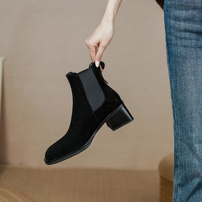 Haia Bota Feminina de Couro Suede e Cano Curto - Preto