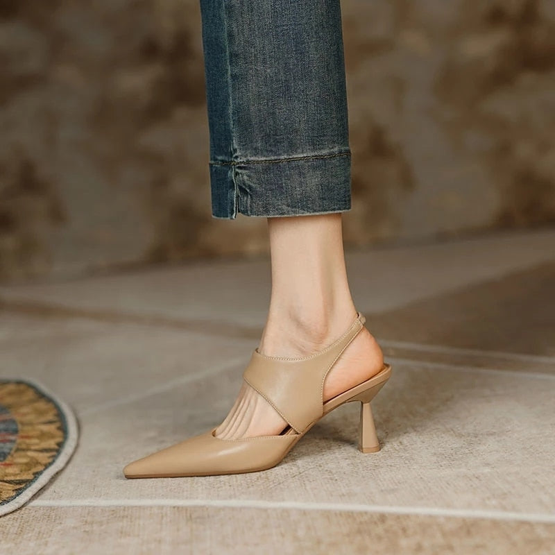 Genebra Sapato Feminino Salto Médio Fino de Couro - Bege