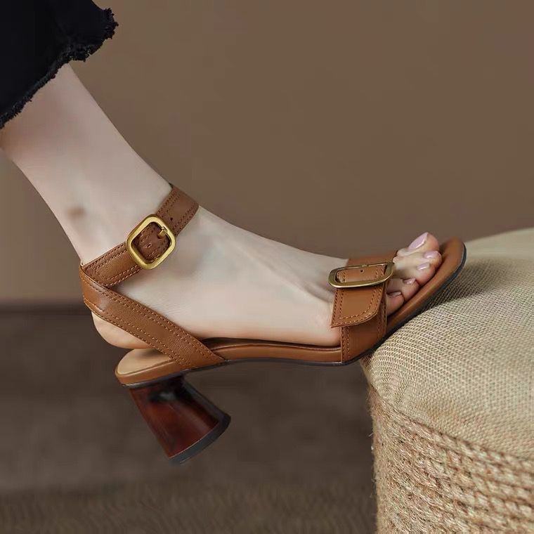 sandalia-feminina-com-salto-alça-ajustavel