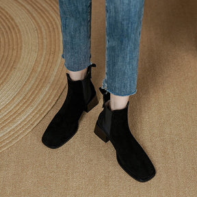 Haia Bota Feminina de Couro Suede e Cano Curto - Preto